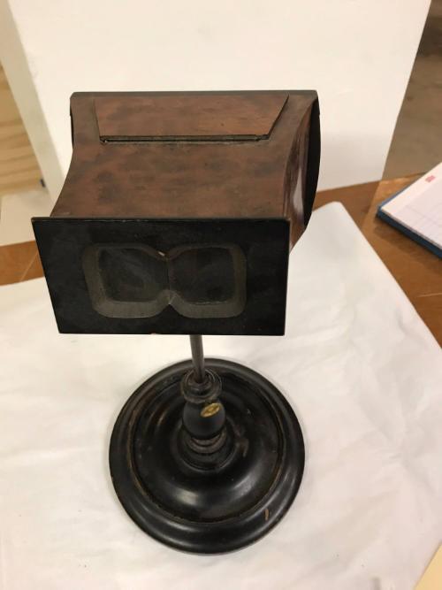 single card stand viewer