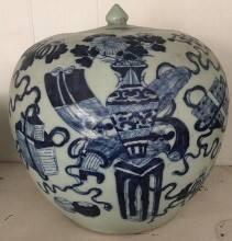 Lidded jar with motif of One Hundred Antiques"