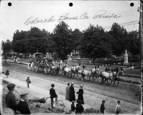 Fiedling Band Chariot Wagon