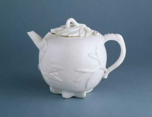 Teapot and lid (in form of a pomegranate)
