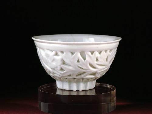 Cup with double walls and openwork sides
