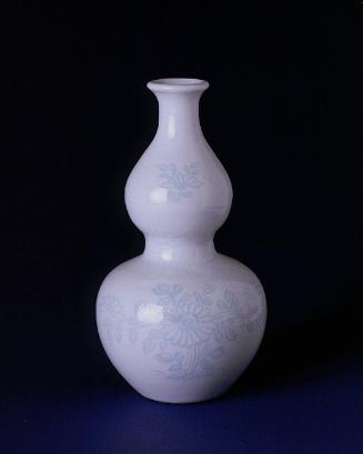 Small gourd vase (with incised chrysanthemum lightly picked out in blue)