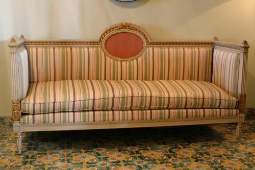 Louis XVI Painted and Gilt-Wood Settee