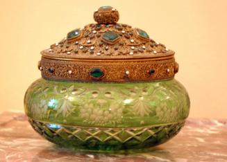 Powder dish with lid