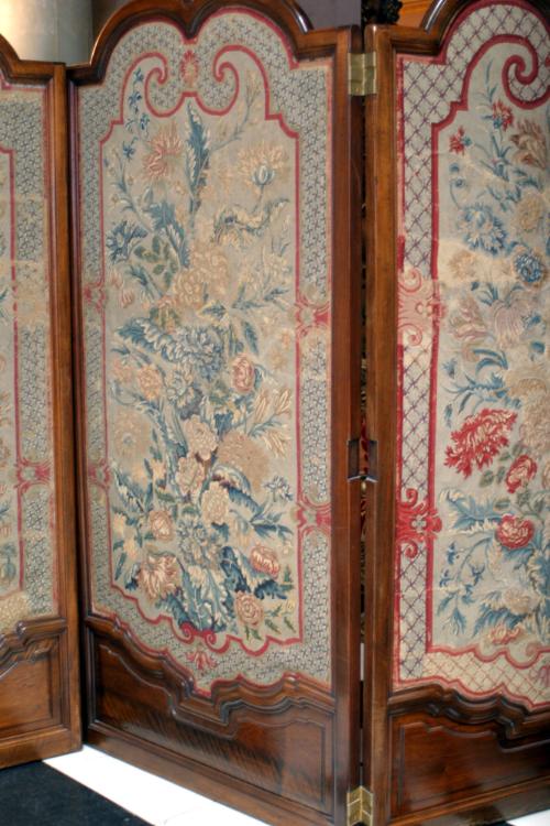 4 wooden panels with inserts showing multi-colored flowers and joined together with hinges