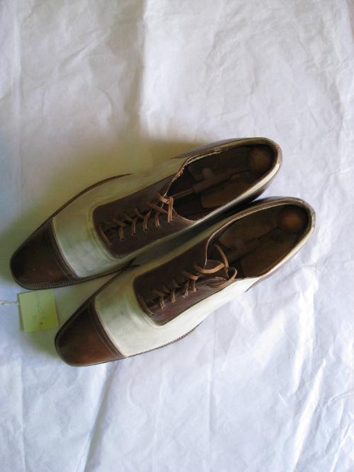 Shoe, pair