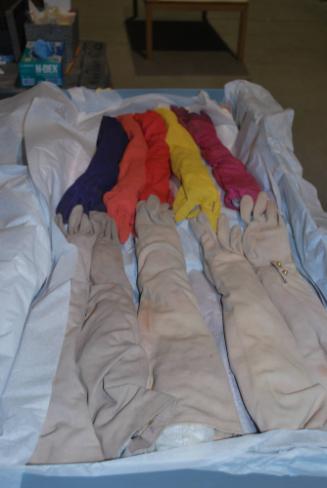 35 1/2 pairs of assorted gloves