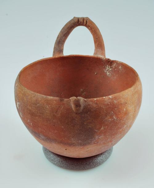 Bowl with horizontal handle