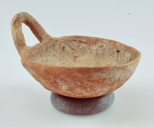Bowl with horizontal handle