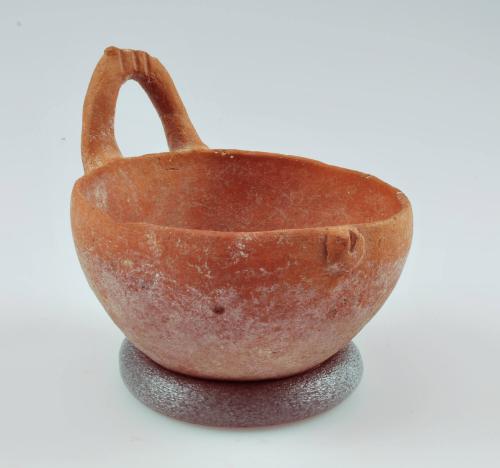 Bowl with horizontal handle