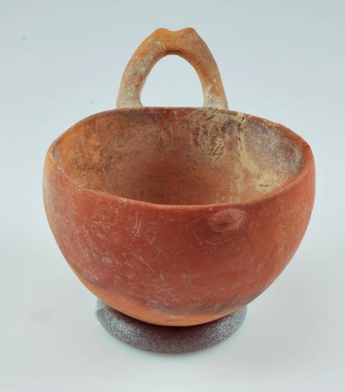 Bowl with horizontal handle