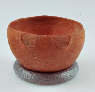 Bowl with horizontal handle