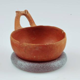 Bowl with horizontal handle