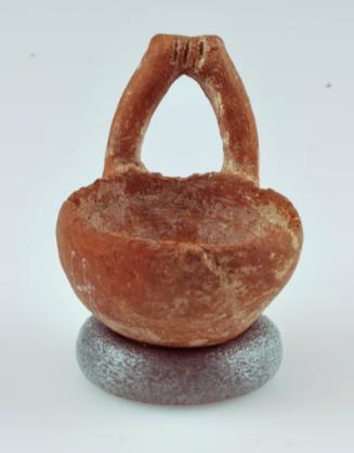 Bowl with horizontal handle