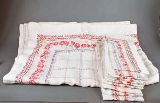 Set of tablecloth and 10 napkins embroidered with a floral and geometric motif