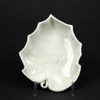Dish in leaf form