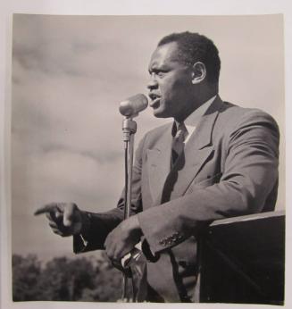 [Paul Robeson addressing crowd]