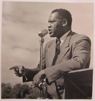 [Paul Robeson  addressing a crowd]