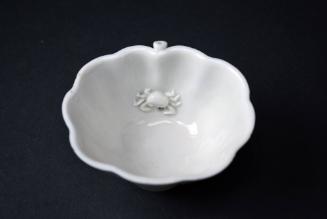 Water dropper in the form of a lotus with a small crab inside