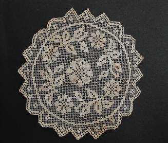Set of 18 round lace doilies