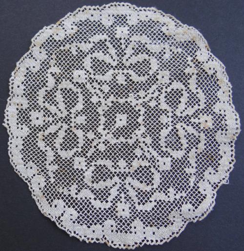 Round Doily with Bow Design